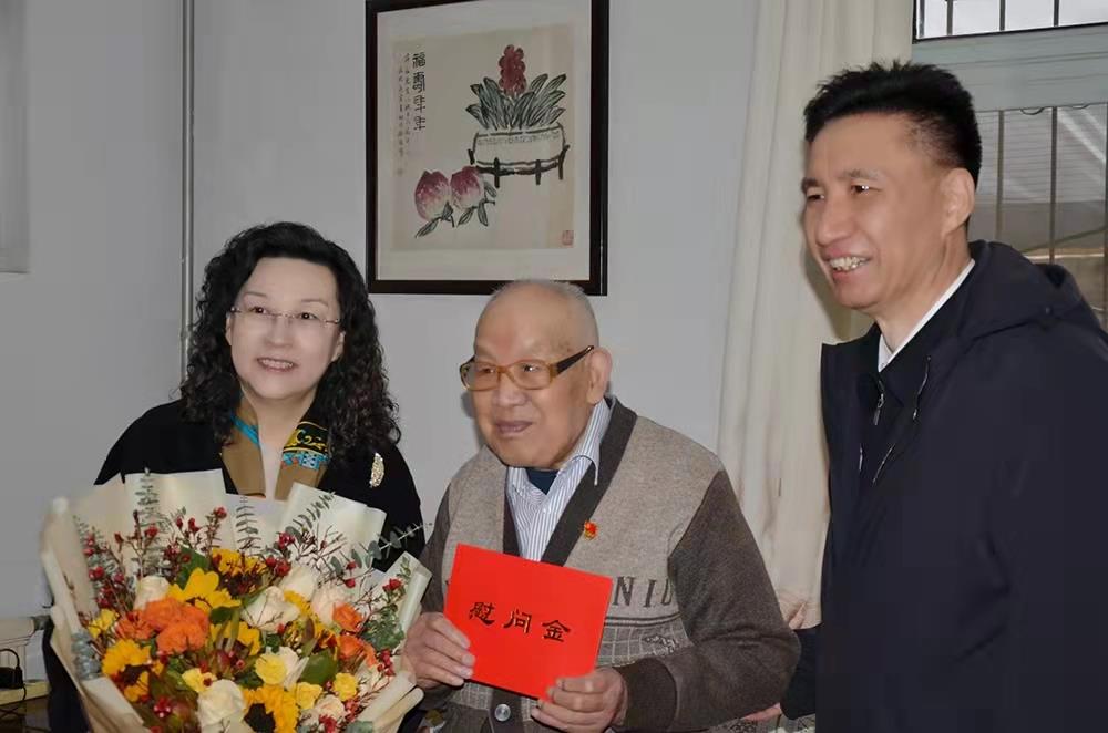 濟南產發(fā)集團黨委副書記、總經理黃蓓走訪慰問離休老干部、老黨員